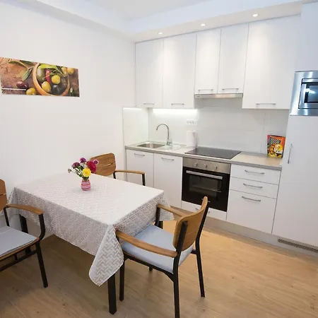 Cozy Honeymoon & Free Parking Available P&r Split